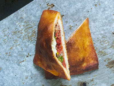 Panzerotto prosciutto cotto, rag di salsiccia e asparagi