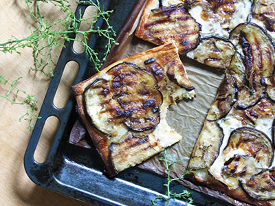 Pizza veloce melanzane, taleggio e nuvola di asparagina