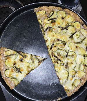 Pizza bianca semintegrale zucchine, cipollotti e asparagina