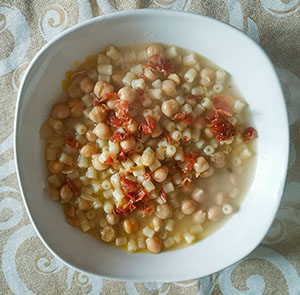 Zuppa di tubetti ai ceci e speck