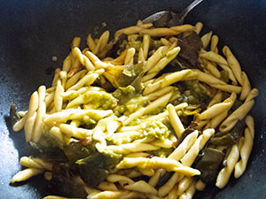 Strozzapreti ai peperoni verdi in crema con mandorle