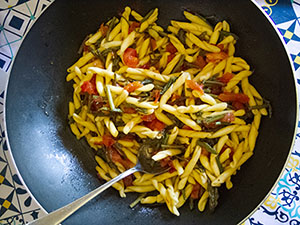 Strozzapreti sparni e pomodoro fresco
